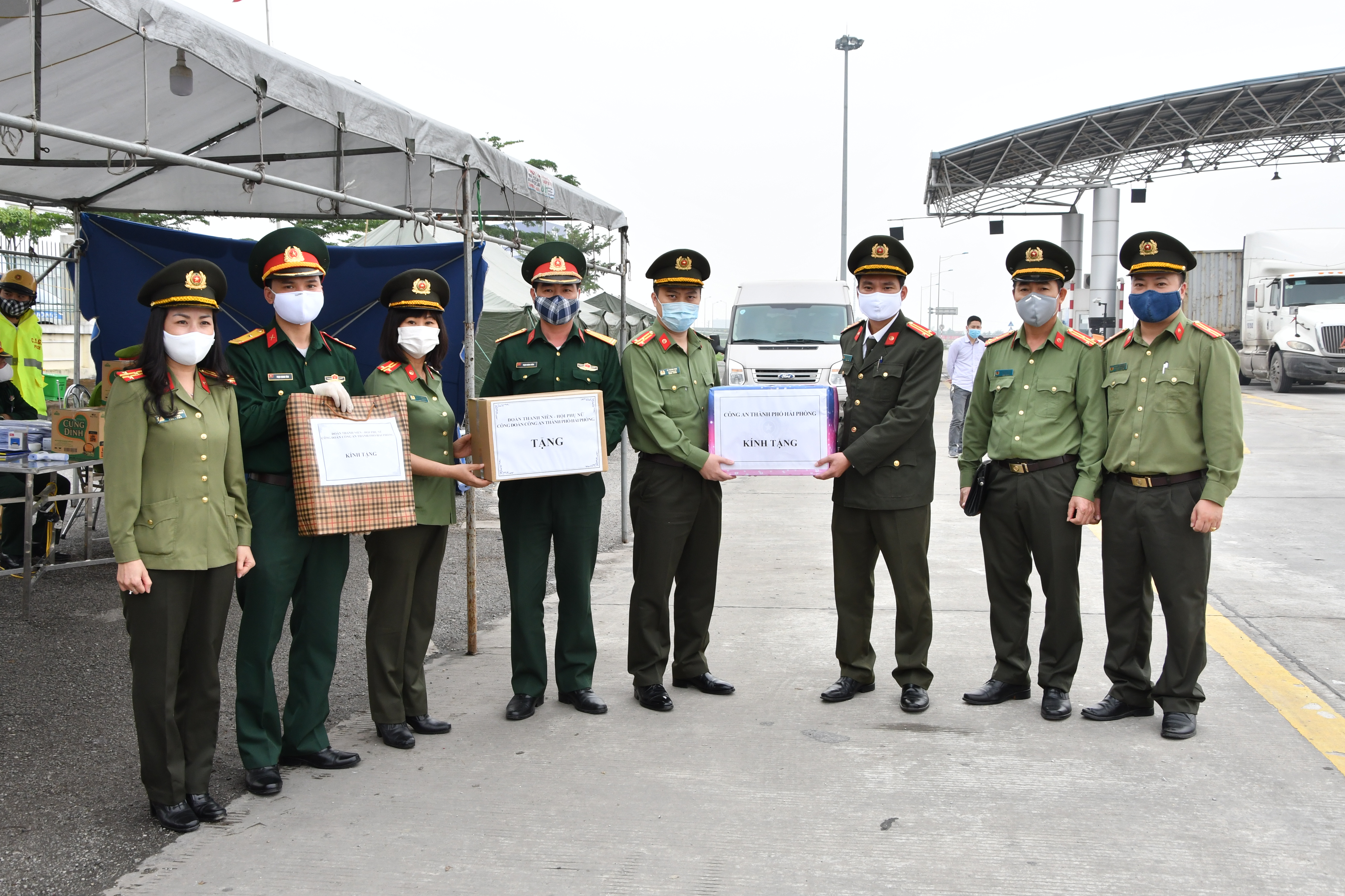 Thượng tá Lê Trung Sơn, Phó Giám đốc CATP thăm, tặng quà các chốt kiểm soát phòng chống dịch Covid 19